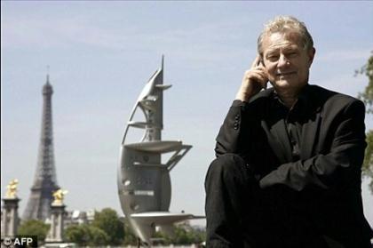 Designer:&nbsp;Jacques&nbsp;Rougerie&nbsp;poses&nbsp;in&nbsp;Paris&nbsp;next&nbsp;to&nbsp;a&nbsp;model&nbsp;of&nbsp;the&nbsp;SeaOrbiter