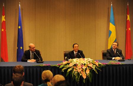 Chinese&nbsp;Premier&nbsp;Wen&nbsp;Jiabao&nbsp;on&nbsp;Monday&nbsp;called&nbsp;on&nbsp;China&nbsp;and&nbsp;the&nbsp;European&nbsp;Union&nbsp;(EU)&nbsp;to&nbsp;"stand&nbsp;high&nbsp;and&nbsp;see&nbsp;far"&nbsp;in&nbsp;shaping&nbsp;the&nbsp;future.