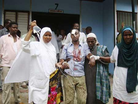 Un journaliste somalien blessé dans une explosion à l’hôtel Shamo est assisté par des infirmières devant l’hôpital Madina à Mogadiscio, le 3 décembre 2009. (Xinhua/Reuters Photo)