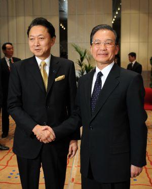 Chinese Premier Wen Jiabao (R) shakes hands with Japanese Prime Minister Yukio Hatoyama in Copenhagen, Denmark, Dec. 17, 2009. (Xinhua/Liu Jiansheng)