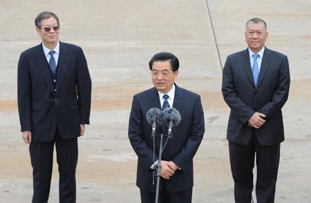 Chinese&nbsp;President&nbsp;Hu&nbsp;Jintao(C)&nbsp;delivers&nbsp;a&nbsp;speech&nbsp;upon&nbsp;his&nbsp;arrival&nbsp;at&nbsp;Macao&nbsp;International&nbsp;Airport&nbsp;in&nbsp;Macao&nbsp;Special&nbsp;Administrative&nbsp;Region&nbsp;(SAR)&nbsp;in&nbsp;south&nbsp;China&nbsp;Dec.&nbsp;19,&nbsp;2009.&nbsp;(Xinhua/Song&nbsp;Zhenping)