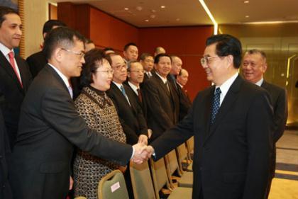 Chinese President Hu Jintao shakes hands with principal officials from Macao Special Administrative Region (SAR)'s executive, legislative and judicial arms in Macao SAR, south China, on Dec. 19, 2009. (Xinhua/Ju Peng)