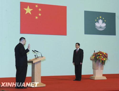 Fernando Chui went to the podium first to take his oath solemnly, administered by Hu. 