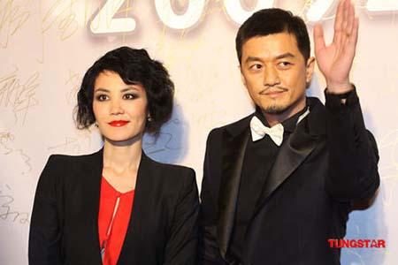 Faye Wong(l) and Li Yapeng arrive at the red carpet of the Yanran Angel Foundation at the Park Hyatt Beijing on December 18, 2009 in Beijing, China.[Tungstar]