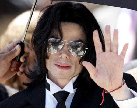Pop star Michael Jackson waves to supporters as he leaves the Santa Barbara County Courthouse after he was found not guilty in Santa Maria, California in this June 13, 2005 file photo.(Xinhua/Reuters File Photo)