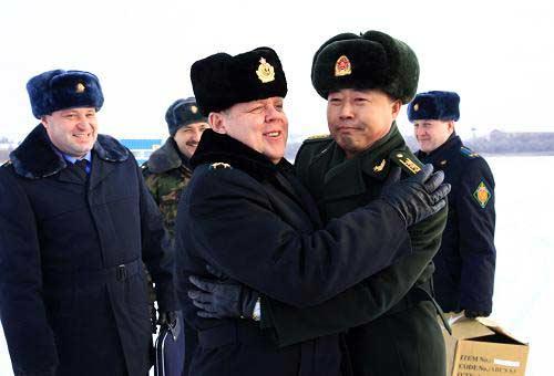 На фото: радостная встреча представителей Китая и России в секторе на китайско-российской пограничной реке.