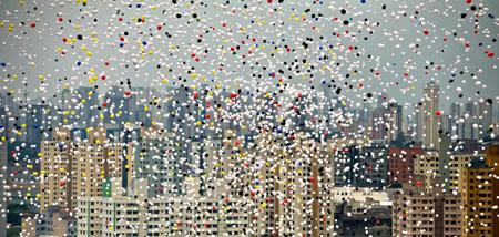 Balloons fly across the sky of Sao Paulo during year-end celebrations December 30, 2009.(Xinhua/AFP Photo)