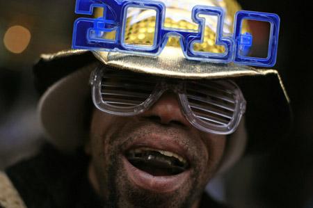 A&nbsp;street&nbsp;vendor&nbsp;shows&nbsp;2010-shaped&nbsp;glasses&nbsp;that&nbsp;he&nbsp;was&nbsp;selling&nbsp;on&nbsp;his&nbsp;hat&nbsp;in&nbsp;New&nbsp;York's&nbsp;Times&nbsp;Square&nbsp;December&nbsp;31,&nbsp;2009.&nbsp;Thousands&nbsp;are&nbsp;expected&nbsp;to&nbsp;pack&nbsp;Times&nbsp;Square&nbsp;for&nbsp;the&nbsp;annual&nbsp;New&nbsp;Year's&nbsp;Eve&nbsp;celebration.(Xinhua/Reuters&nbsp;Photo)