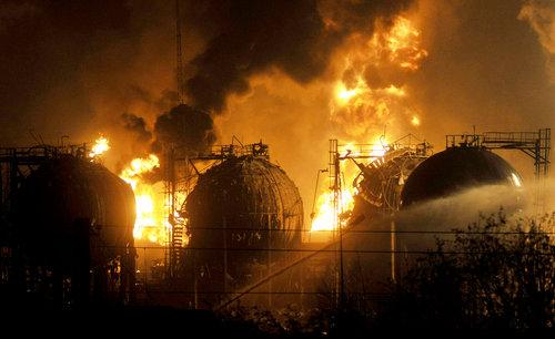 Firefighters battle a blaze after explosion at a chemical plant in Lanzhou, capital of northwest China's Gansu province, January 7, 2009.[Photo/CFP]