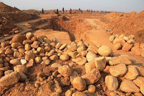 Experts work at the excavation site of a group of 9 ancient tombs possibly dating back to China's Northern Dynasties (386-581) at Xigao Village of Zanhuang County, north China's Hebei Province, Jan. 26, 2010. According to the excavated relics, archeologists estimated that the tombs belonged to a local family of Li. (Xinhua/Yang Shiyao)