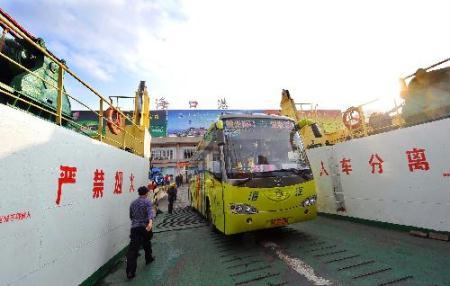 A bus full of passengers boards a vessel at a port at a port in Haikou, capital city of south China's Hainan Province, Feb. 1, 2010. It is estimated that the number of passengers traveling across the Qiongzhou Strait would reach 1.52 million during the peak period of the traditional Spring Festival. (Xinhua/Guo Cheng)