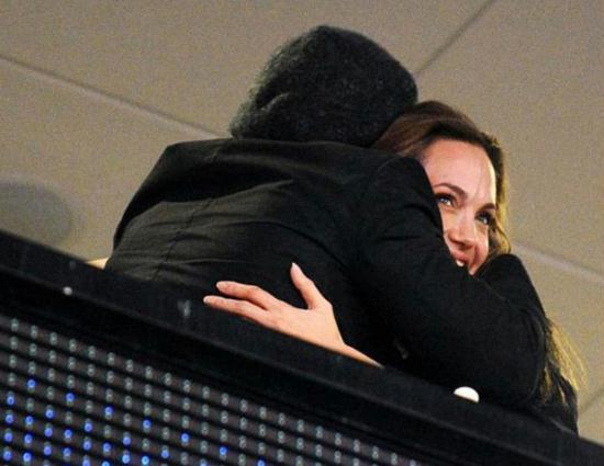 What&nbsp;split?&nbsp;Angelina&nbsp;and&nbsp;Brad&nbsp;put&nbsp;on&nbsp;a&nbsp;rare&nbsp;public&nbsp;show&nbsp;of&nbsp;affection&nbsp;at&nbsp;the&nbsp;Super&nbsp;Bowl&nbsp;in&nbsp;Miami