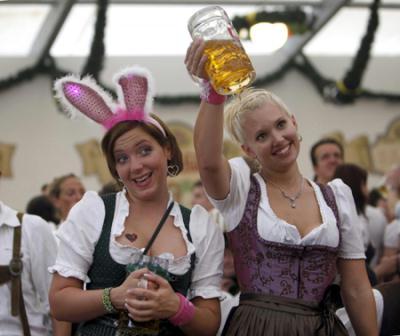 Women&nbsp;in&nbsp;traditional&nbsp;Bavarian&nbsp;Dirndl&nbsp;toast&nbsp;with&nbsp;beer&nbsp;during&nbsp;the&nbsp;176th&nbsp;Oktoberfest&nbsp;in&nbsp;Munich&nbsp;September&nbsp;19,&nbsp;2009.[Agencies]