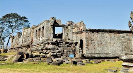 A structure related to the Central Sanctuary of Prasat Preah Vihear stands at the edge of a cliff. (Photo Source: Shanghaidaily.com)