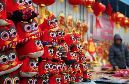 Photo&nbsp;taken&nbsp;on&nbsp;Feb.&nbsp;11,&nbsp;2010&nbsp;shows&nbsp;tiger-shaped&nbsp;pillows&nbsp;for&nbsp;sale&nbsp;in&nbsp;Beijing,&nbsp;capital&nbsp;of&nbsp;China.&nbsp;Products&nbsp;related&nbsp;to&nbsp;tiger&nbsp;are&nbsp;popular&nbsp;prior&nbsp;to&nbsp;the&nbsp;Chinese&nbsp;traditional&nbsp;lunar&nbsp;Year&nbsp;of&nbsp;the&nbsp;Tiger&nbsp;in&nbsp;2010&nbsp;starting&nbsp;from&nbsp;Feb.&nbsp;14.&nbsp;(Xinhua/Bu&nbsp;Xiangdong)