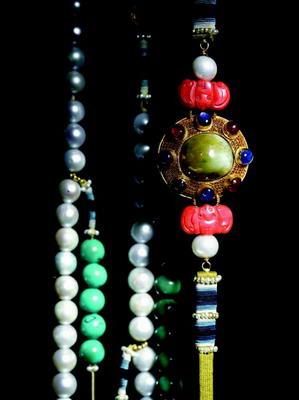The most prominent item is a ceremonial necklace that formed part of the splendid insignia of Chinese emperors during the Qing Dynasty three centuries ago. It was made of freshwater pearls produced in Northeast China, where the imperial house of Qing originated. 