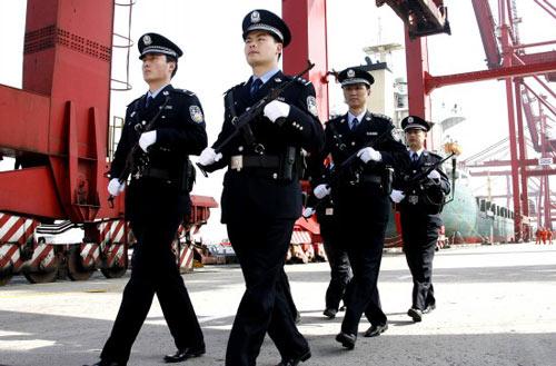 Armed patrolmen walk along the Zhanghuanbang container dock in Shanghai on Wednesday, March 17, 2010, as part of the security preparations for the 2010 World Expo. [Photo: chinanews.com.cn]