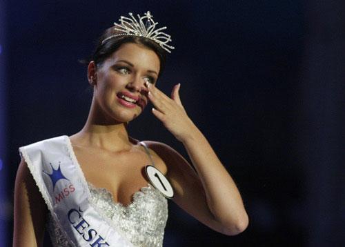 Jitka Valkova reacts after winning the Miss Czech beauty contest in Prague March 20, 2010. Valkova will represent Czech Republic at the Miss Universe contest this year. (Xinhua/Reuters Photo)