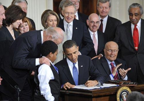 U.S. President Barack Obama (C) signs the healthcare reform bill at the White House in Washington D.C., capital of the United States, March 23, 2010. (Xinhua/Zhang Jun)