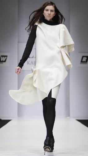 A model presents a creation by Russian designer Lena Karnauhova during the Russian Fashion Week (RFW 2010/2011 Fall/Winter) in Moscow, capital of Russia, April 4, 2010. (Xinhua/Lu Jinbo)