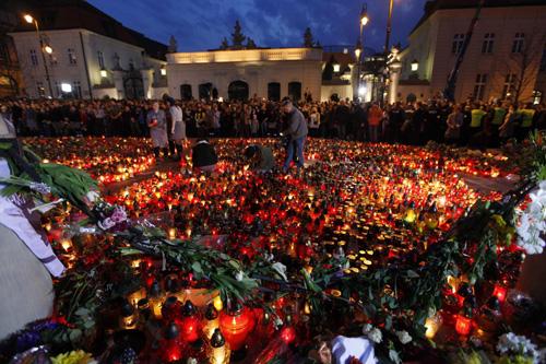 Poles light candles in front of the Presidential Palace in Warsaw April 11, 2010. President Lech Kaczynski's coffin returned home to a stunned nation on Sunday, a day after he and much of the country's political and military elite perished in a plane crash in Russia. [Agencies] 