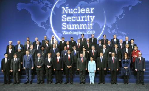 Chinese President Hu Jintao(4th R,front)poses for a group photo with other world leaders during the Nuclear Security Summit at the Washington Convention Center in Washington,April 13,2010 0.(Xinhua/Li Xueren)