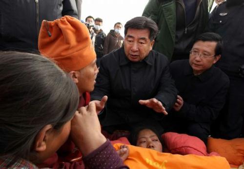 Chinese Vice Premier Hui Liangyu (C) talks with local residents in the Tibetan Autonomous Prefecture of Yushu, northwest China's Qinghai Province, April 15, 2010. The State Council of China has set up a quake-relief headquarters, with Vice Premier Hui Liangyu as the head, to take care of disaster relief, epidemic prevention, seismic monitoring and public security. Hui arrived the quake-hit region Wednesday to comfort local people and supervise the disaster relief work. (Xinhua/Ding Lin)