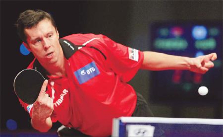 Vladimir Samsonov of Belarus plays against Jun Mizutani from Japan during the 2010 Asia-Europe All Star Table Tennis Challenge in Beijing on Tuesday. The European team won 4-1 and the two sides, each featuring five stars, play again on Thursday. [China Daily]