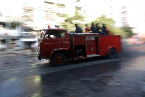 A fire engine rushes to the site of explosions in Yangon April 15, 2010.  (Xinhua/Reuters Photo)