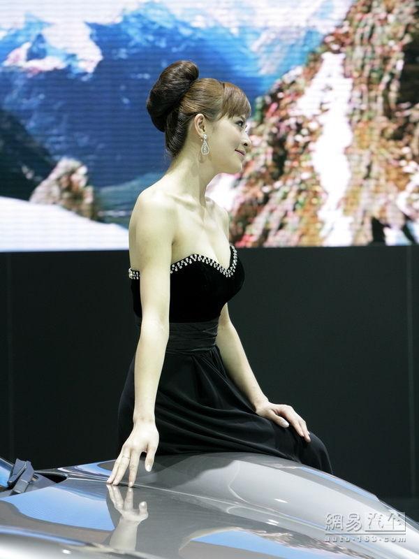 低胸装美女图片