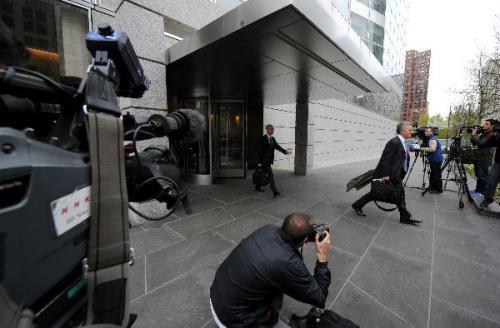 Journalists make reports at the headquarters of Goldman Sachs in Manhattan borough in New York April 16, 2010. (Xinhua/Shen Hong, File Photo)