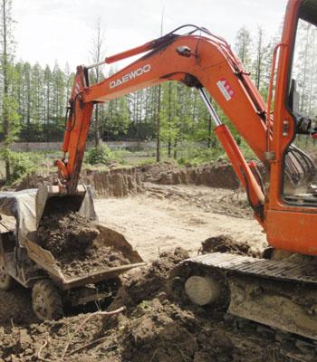 挖土机作业险破坏水源保护区被叫停_CCTV.c