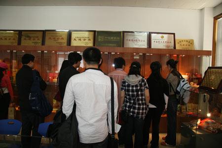 媒体记者参观桂发祥产品展示