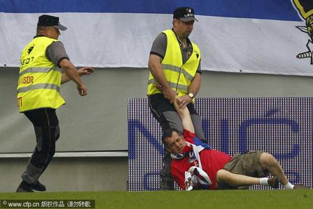 [高清组图]新西兰1-0塞尔维亚 疯狂球迷与警察