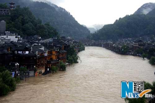 [视频][湖南凤凰]凤凰古城遭暴雨 部分景点被水