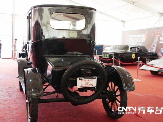福特T型车是美国亨利福特创办的福特汽车公司于1908年至1927年推出的一款汽车产品。福特T型车的面世使1908年成为工业史上具有重要意义的一年:T型车以其低廉的价格使汽车作为一种实用工具走入了寻常百姓之家,美国亦自此成为了车轮上的国度。 今天,我们将为大家介绍的是福特在1916年推出的T型车衍生车型:T型跑车。它的车主是著名喜剧表演大师:卓别林。这款凝聚了无数辉煌历史的车子,将为您带来不一样的体验。