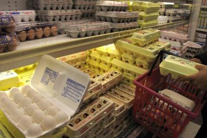 Eggs are seen at a supermarket in New York, the United States, Aug. 20, 2010. (Xinhua/Wu Kaixiang)
