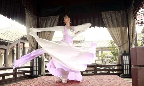 《秦俑情》妹姜方安娜亲身上演绝色舞娘