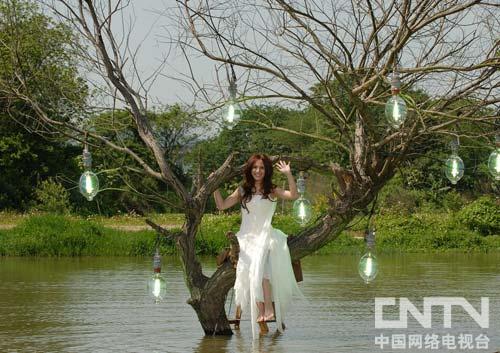 梁文音《我们都别哭》mv 扮仙女湖中央演唱