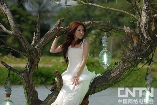 梁文音《我们都别哭》MV 扮仙女湖中央演唱