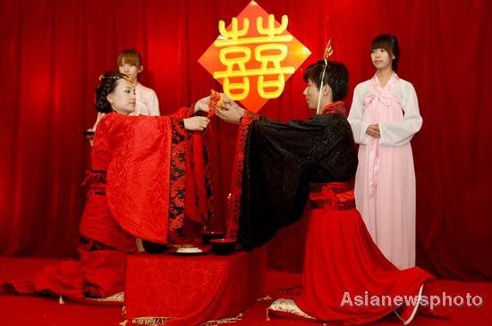 A wedding ceremony in Han Dynasty 202 BCAD 220 style is held in Jiutai 