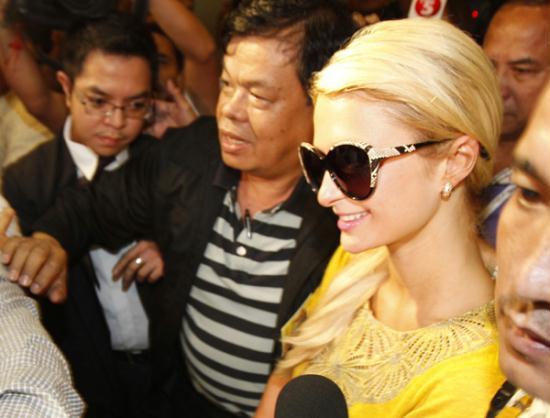 Paris Hilton arrives in Manila CCTV News - CN