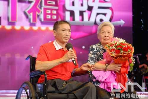 独腿儿子照顾独臂妈妈-母子情