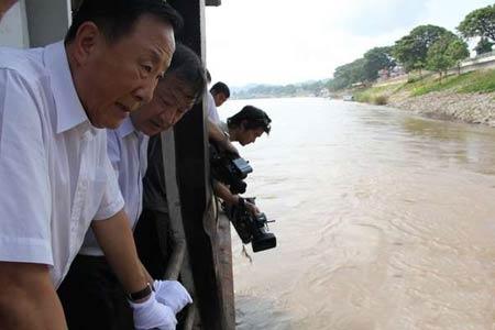 中国 湄公河/中国公安部副部长张新枫（左）在“华平号”货船上查看案发现场