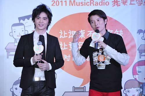 纪佳松北京参加公益活动 透露潘玮柏情绪低落