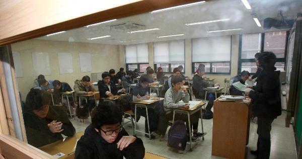 韩国高考结束学生忙整容:女生割双眼皮男生隆