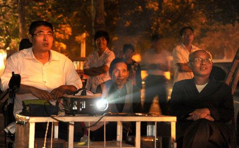 63岁的裴<em>大爷</em>是天堂<em>电影院</em>的老观众_新闻台