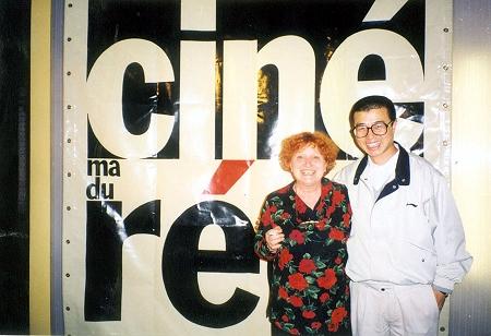 1998年梁碧波在巴黎与真实电影节主席SUZETTE合影