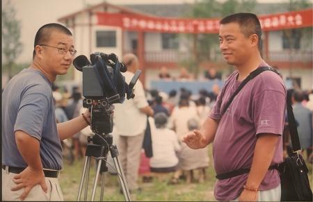 2003 梁碧波与助手扬益在邓小平家乡牌坊村拍摄