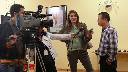 梁碧波在黑山电视节接受记者采访